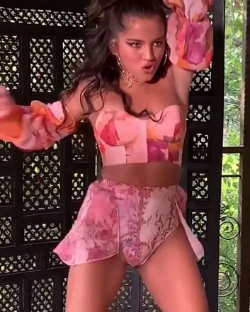 Изабелла Манер