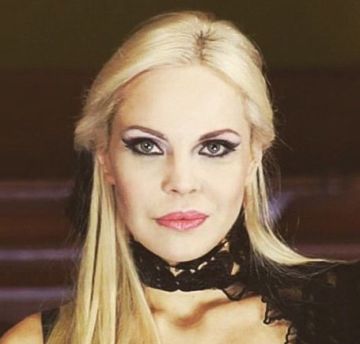 Джулия Ванг